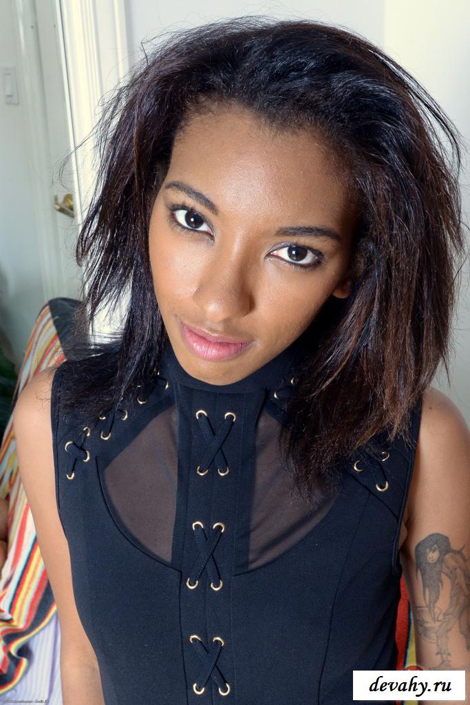 Хорошенькая эротично раздвигает половые губки