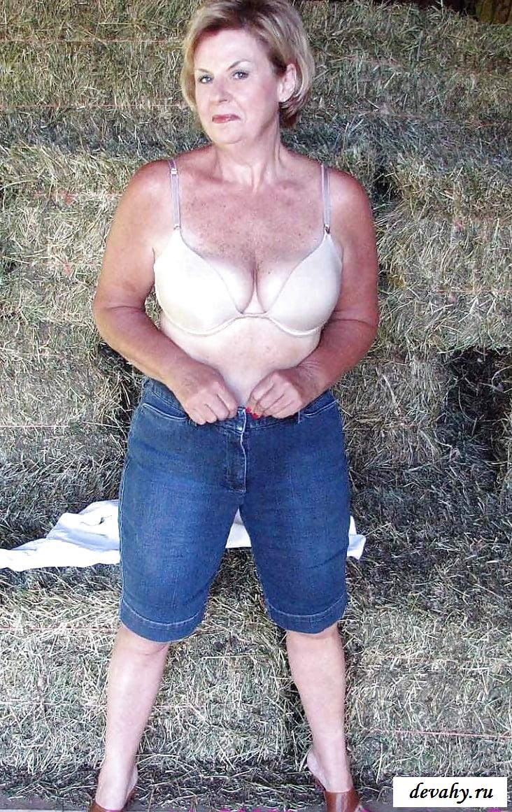 Бабка раздевается и снимает трусы на сеновале