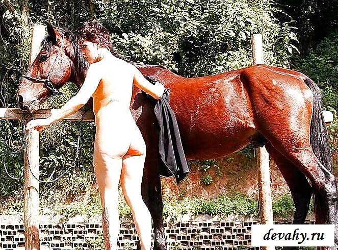 Привлекательные обнаженные амазонки оголяются верхом