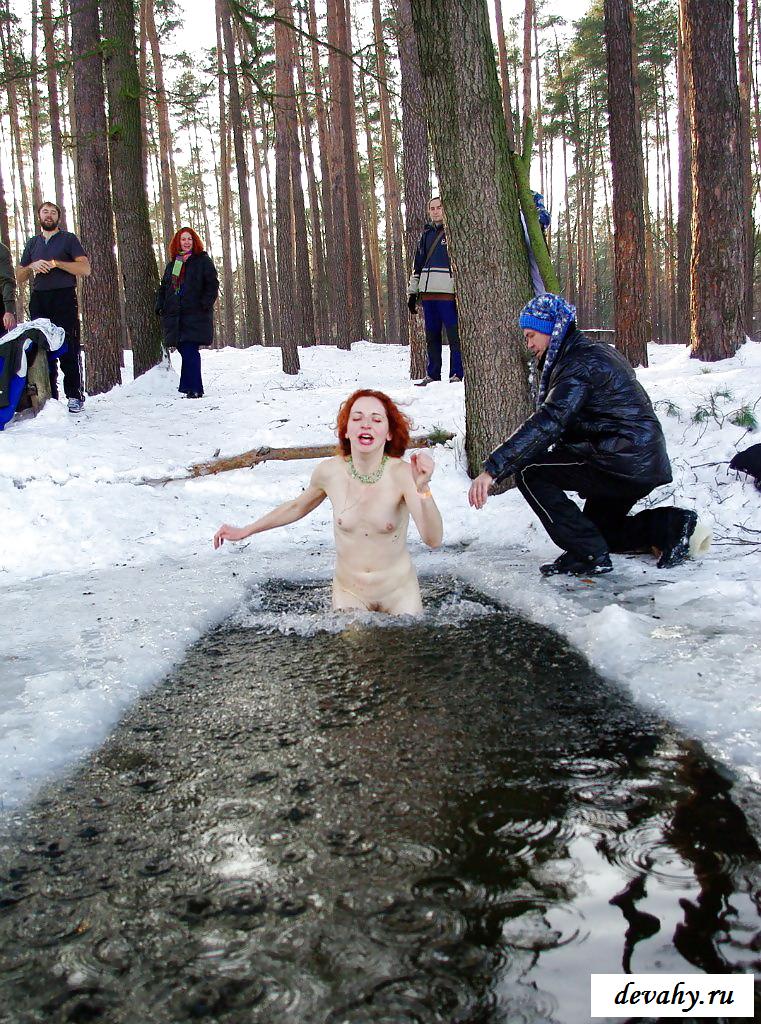 Эротические зимнее купания веселых сучек в реке