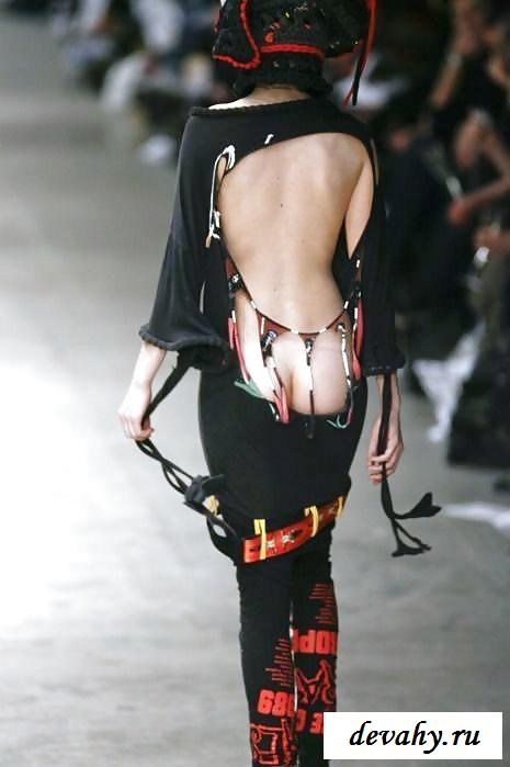 Голые топ-модели развратничают на подиуме