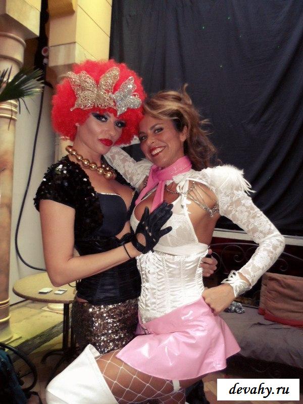 Обнаженная DJ Diva со своими стоячими грудями