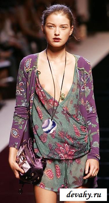 Высокие девушки в эротических нарядах