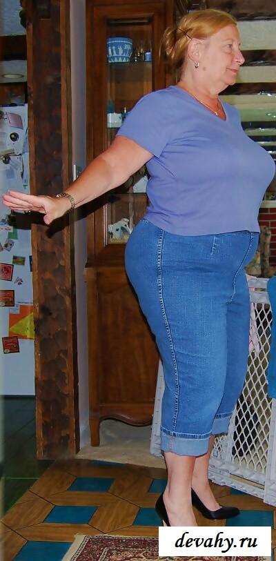 Некрасивая голая женщина с ушами спаниеля