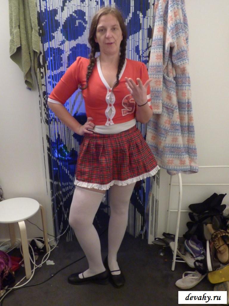 Некрасивая голая баба-англичанка в юбке