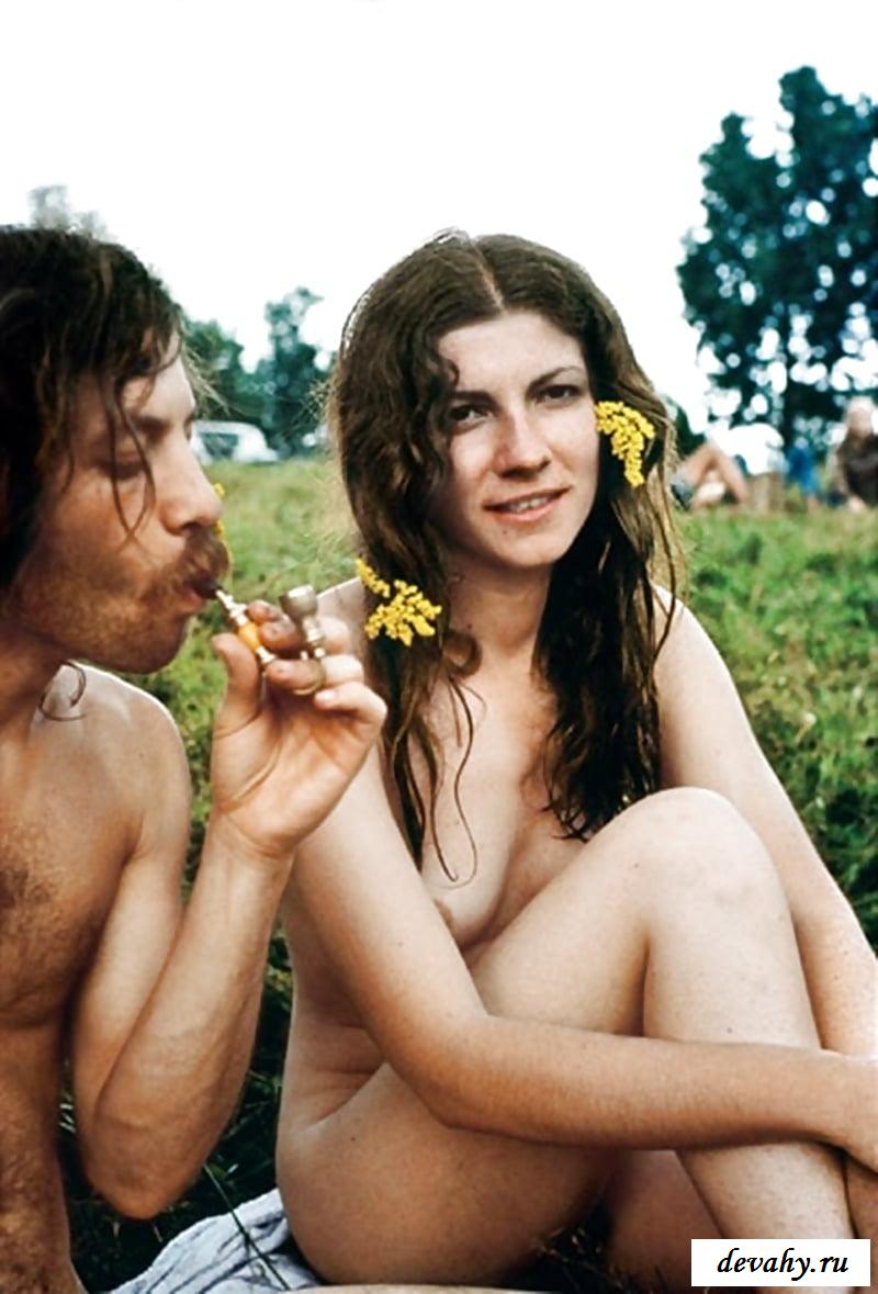 Голые свободные телки на природе