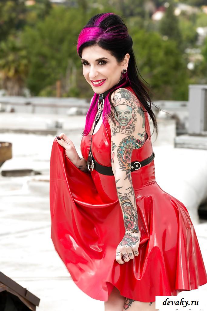 Голая женщина на крыше в кожаном платье