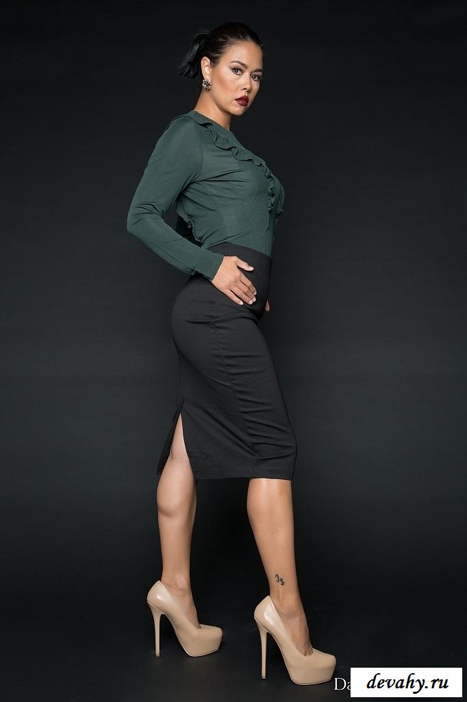 Голая нанайская девушка в деловой одежде