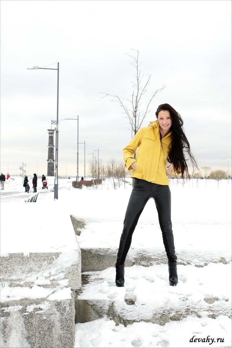 Зимняя эротика красотули с длинными волосами