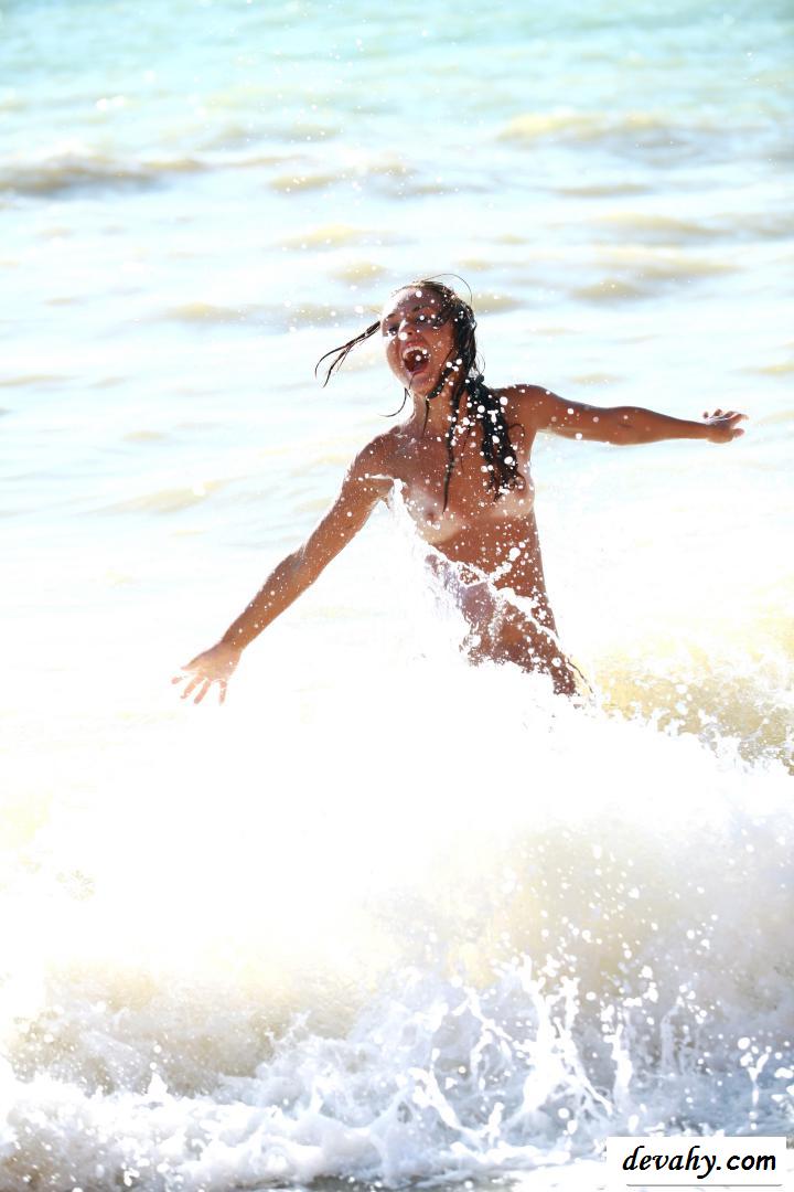 Профурсетка эротично развлекается на волнах