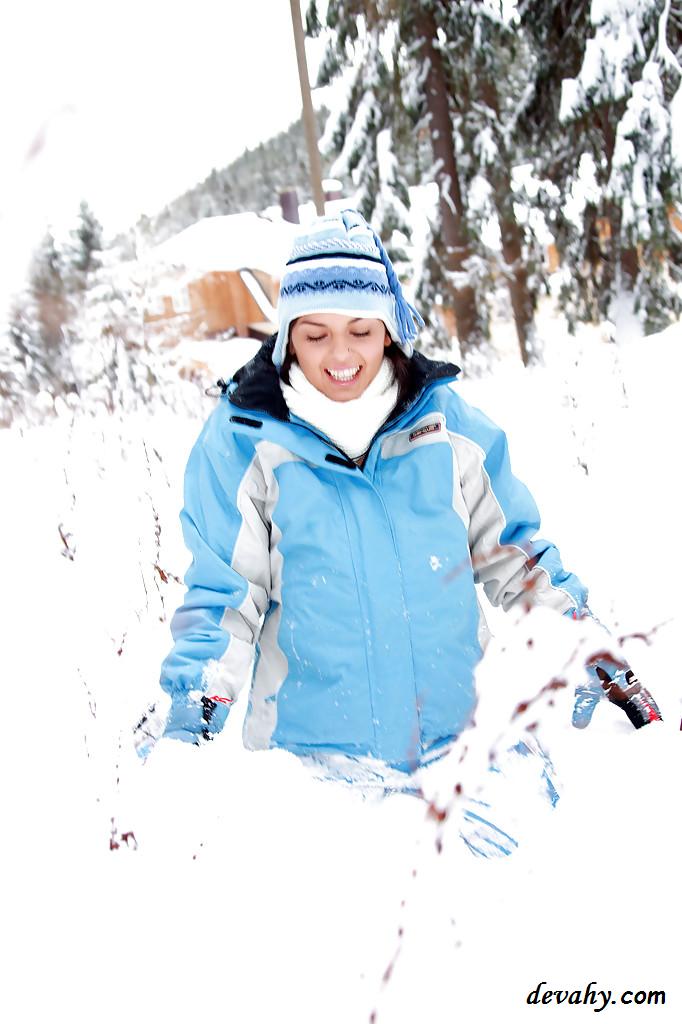 Голая румынская девушка застряла в лесу