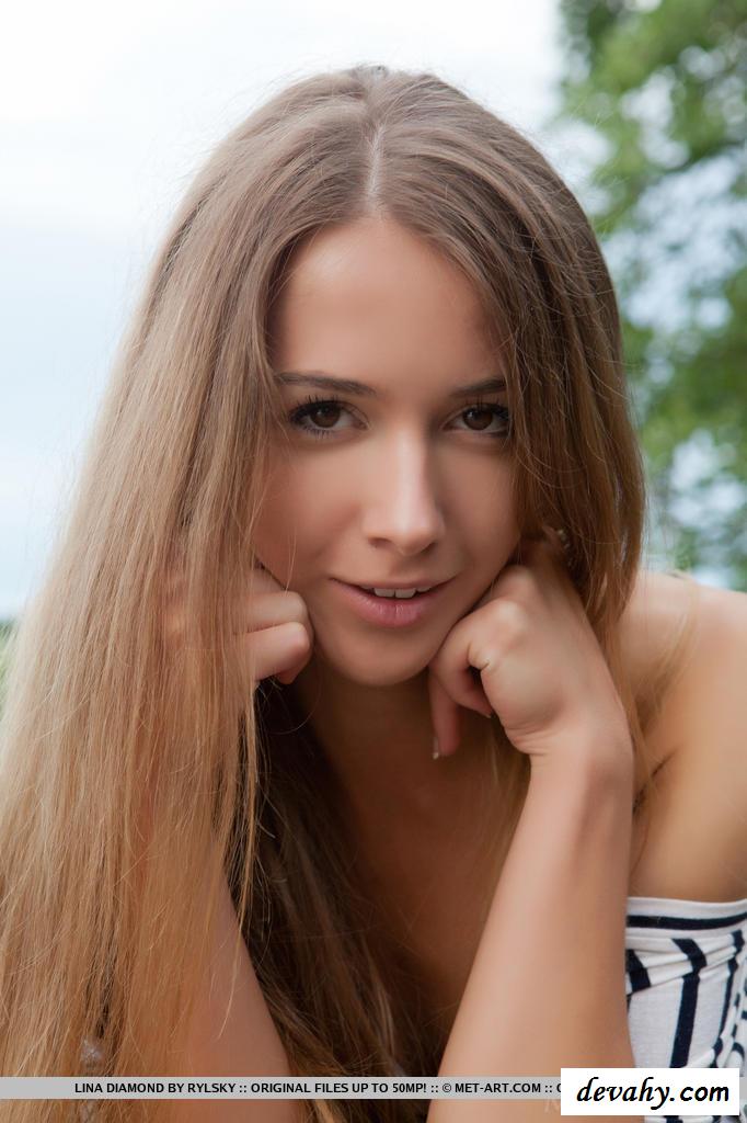 Голая девушка из Эстонии у озера (фото)