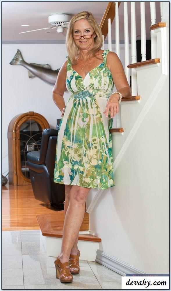 Голая гибкая женщина снимает сарафанчик