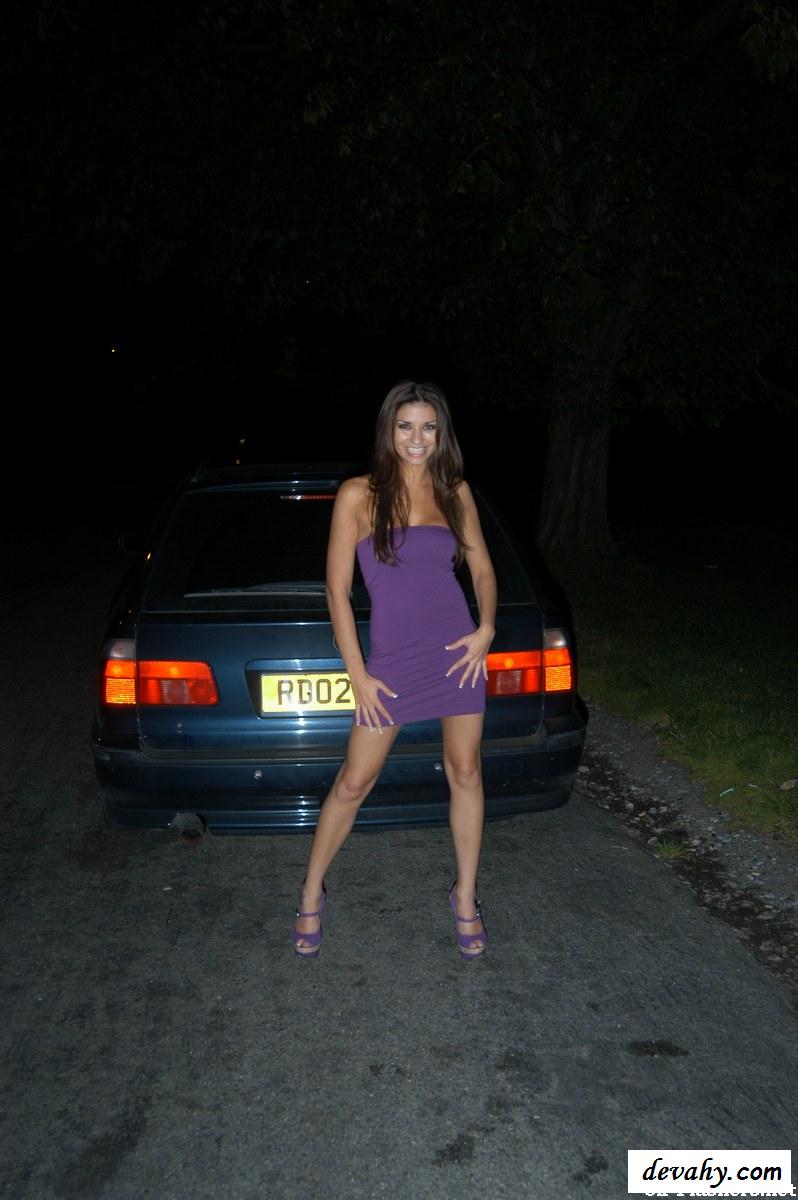 Голая кокетка раздвинула ноги на капоте БМВ