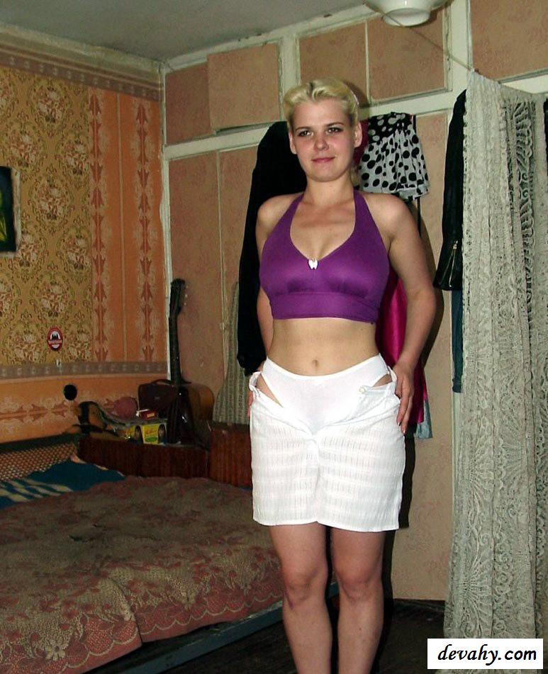 Голая приличная деваха с волосатой пиздой дома