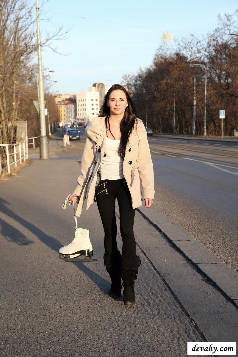 Эротика брюнетки после катания на льду (фотографии)