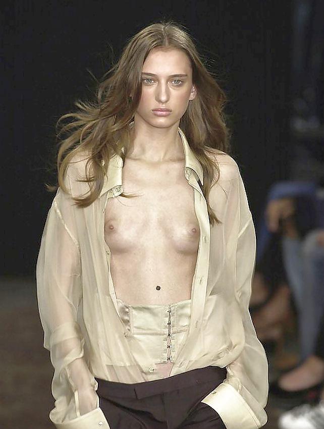 Строгие голые позировщицы на подиуме с раскрытыми сиськами