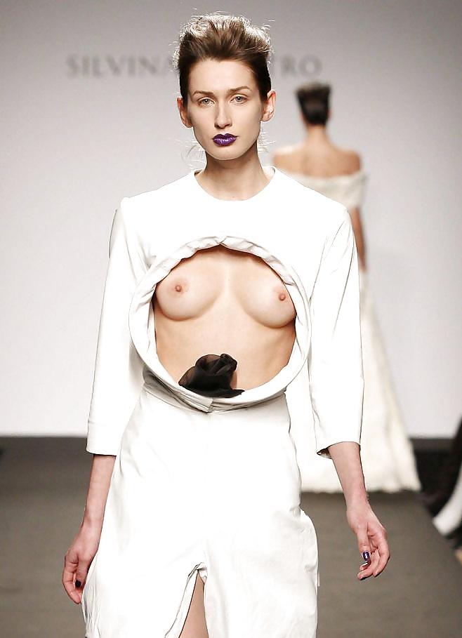 Длинноногие раздетые манекенщицы показывают груди