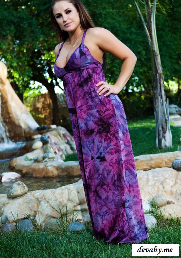 Отличный секс с эффектной обнаженной девушкой у бассейна