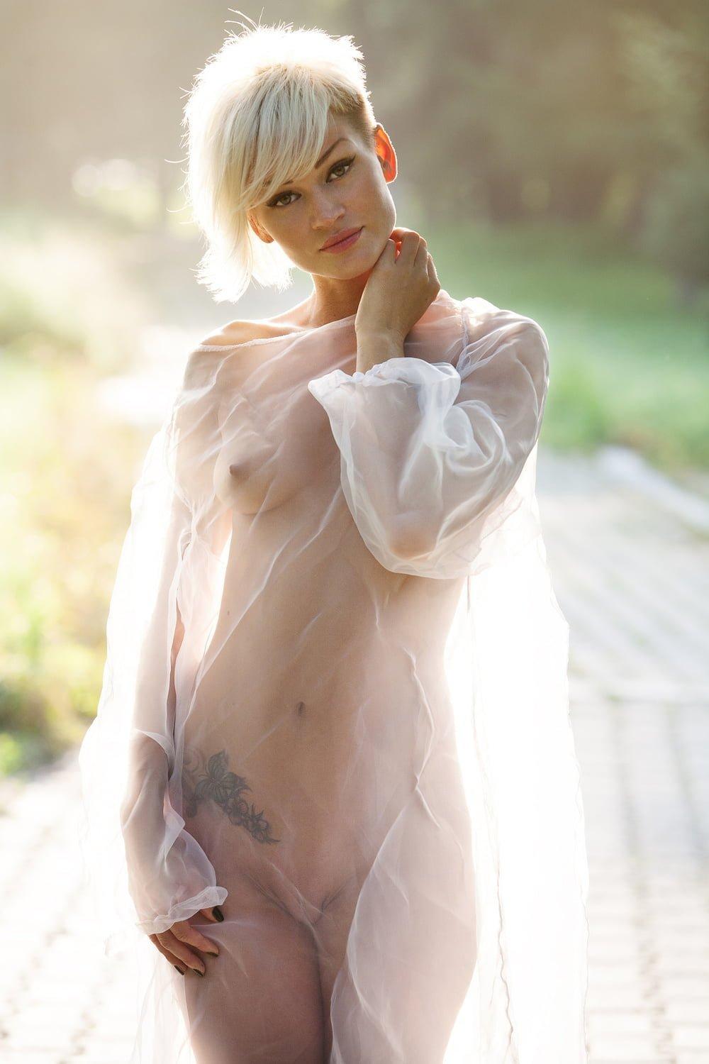 Прозрачное платье на голое тело