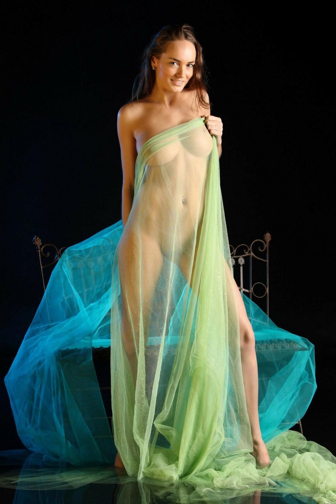 Девушки в коротких платьях ню