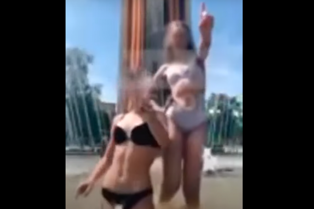 Школьницы станцевали в белье