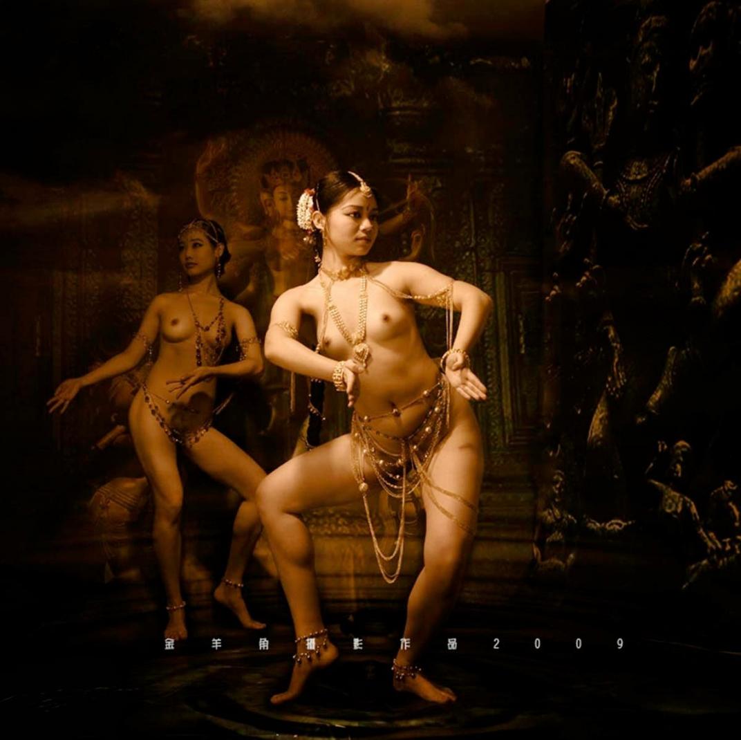 Красивые танцовщицы раздеваются