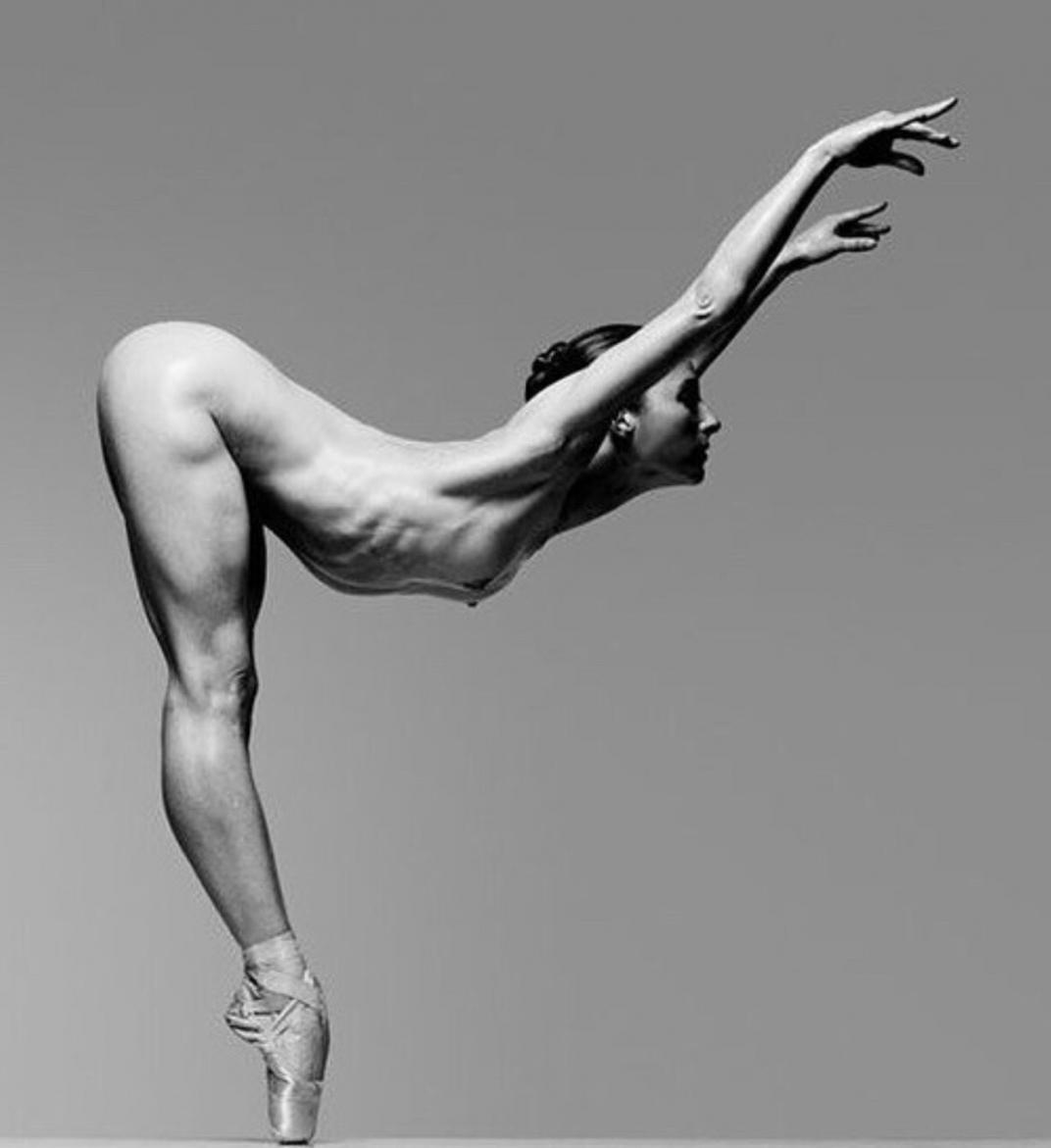 Красивые голые балерины