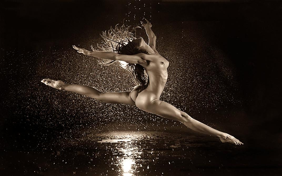 Красивые девушки раздеваются в танце