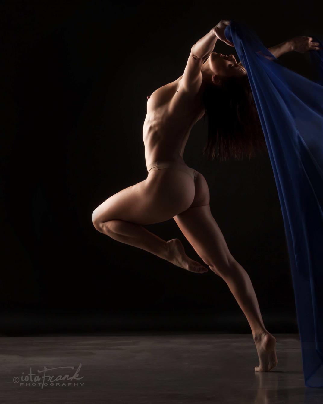 Красивые голые женщины танцуют