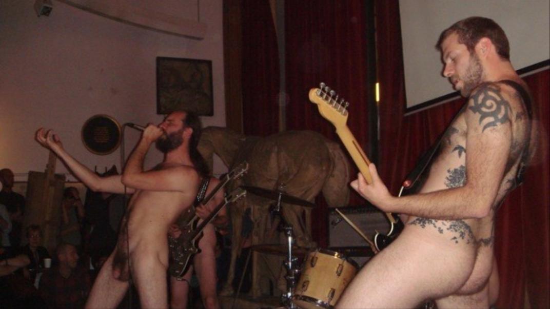 Голые музыканты на сцене