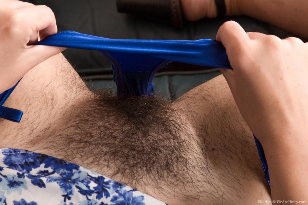 Женщину в синих трусиках в пизду.