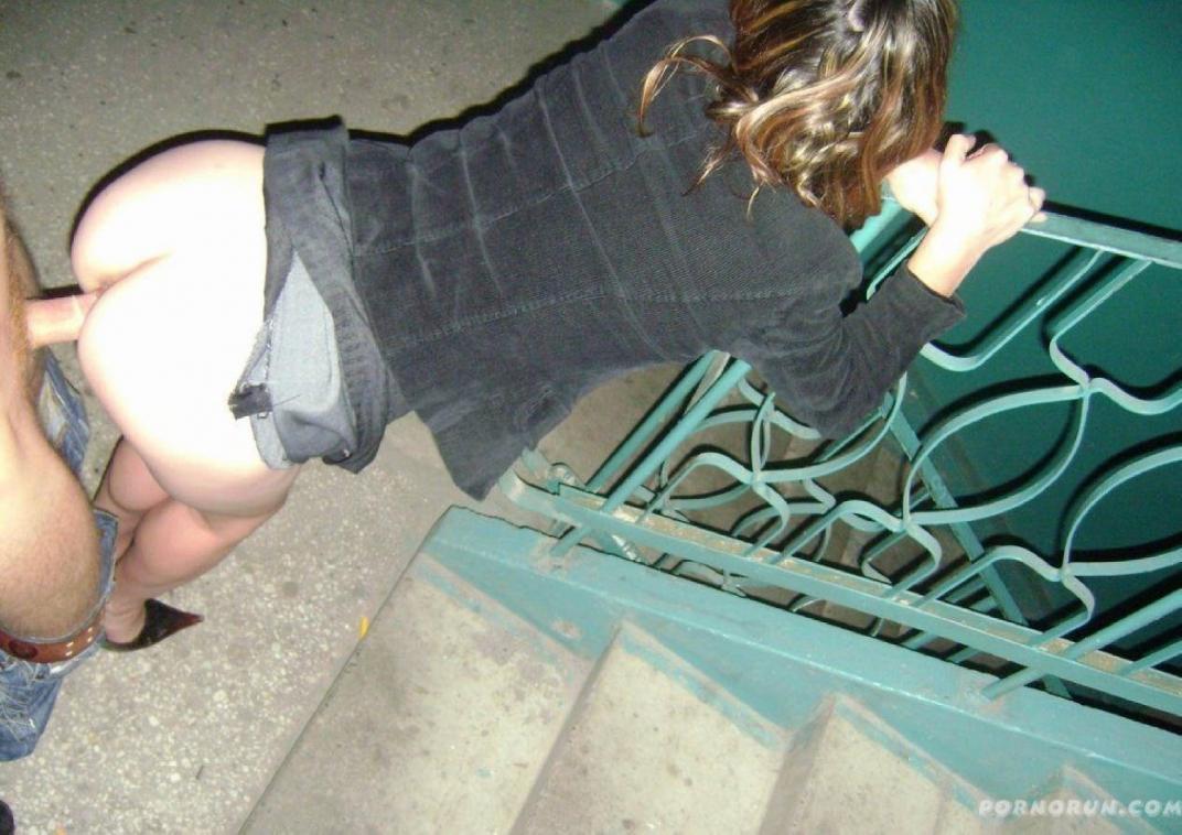 Трах на лестничной площадке