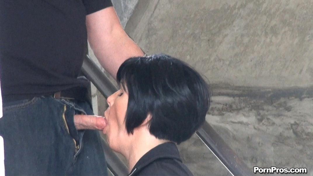 Отсосала в подъезде домашнее