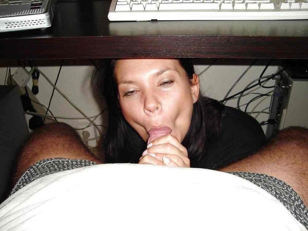 Горничная отсосала под столом