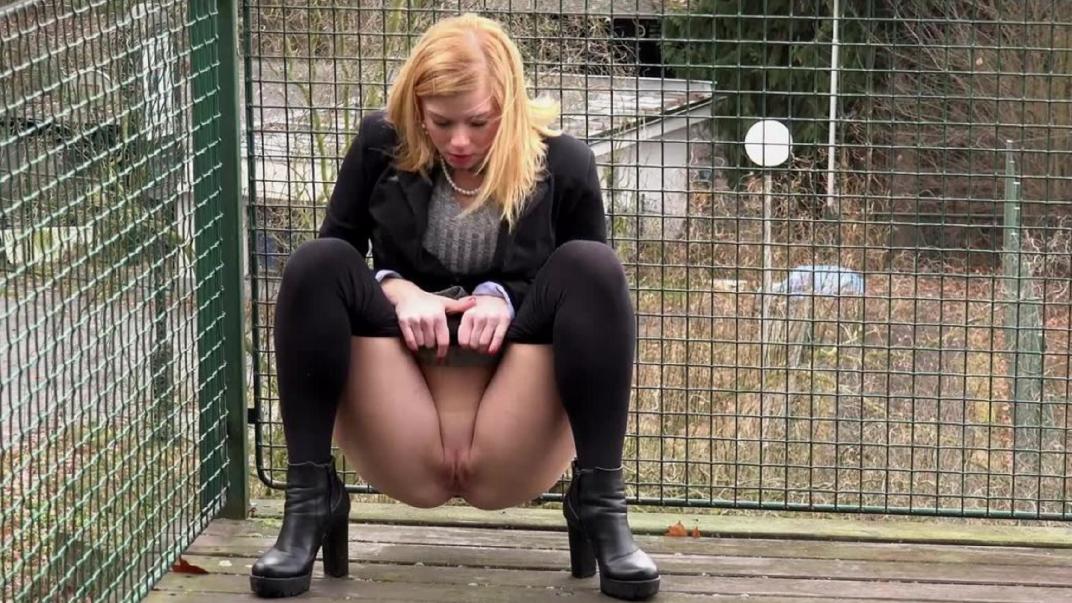 Блондинка писсинг на публику